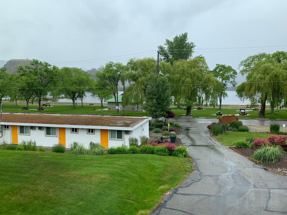 Holiday Beach Resort Motel Okanagan Falls Exterior foto